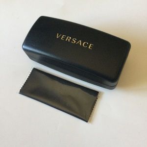 VERSACE LARGE SUNGLASSES CASE WITH CLEANING CLOTH BLACK NEW
6.5” x 3” x 2” NEW